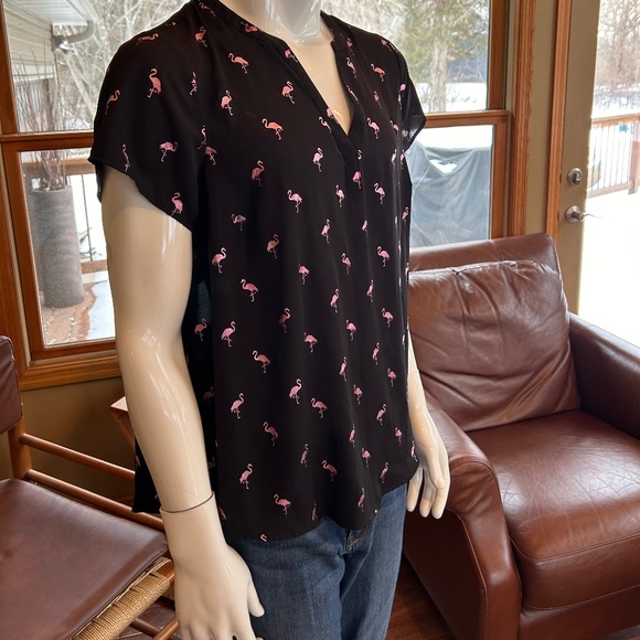 TORRID Black w/Shiny Pink Flamingos Super Cute Blouse 1X Like New - Picture 2 of 3